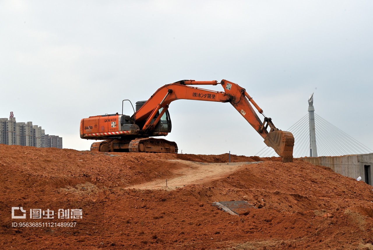 城市建設工地的大型機械設備